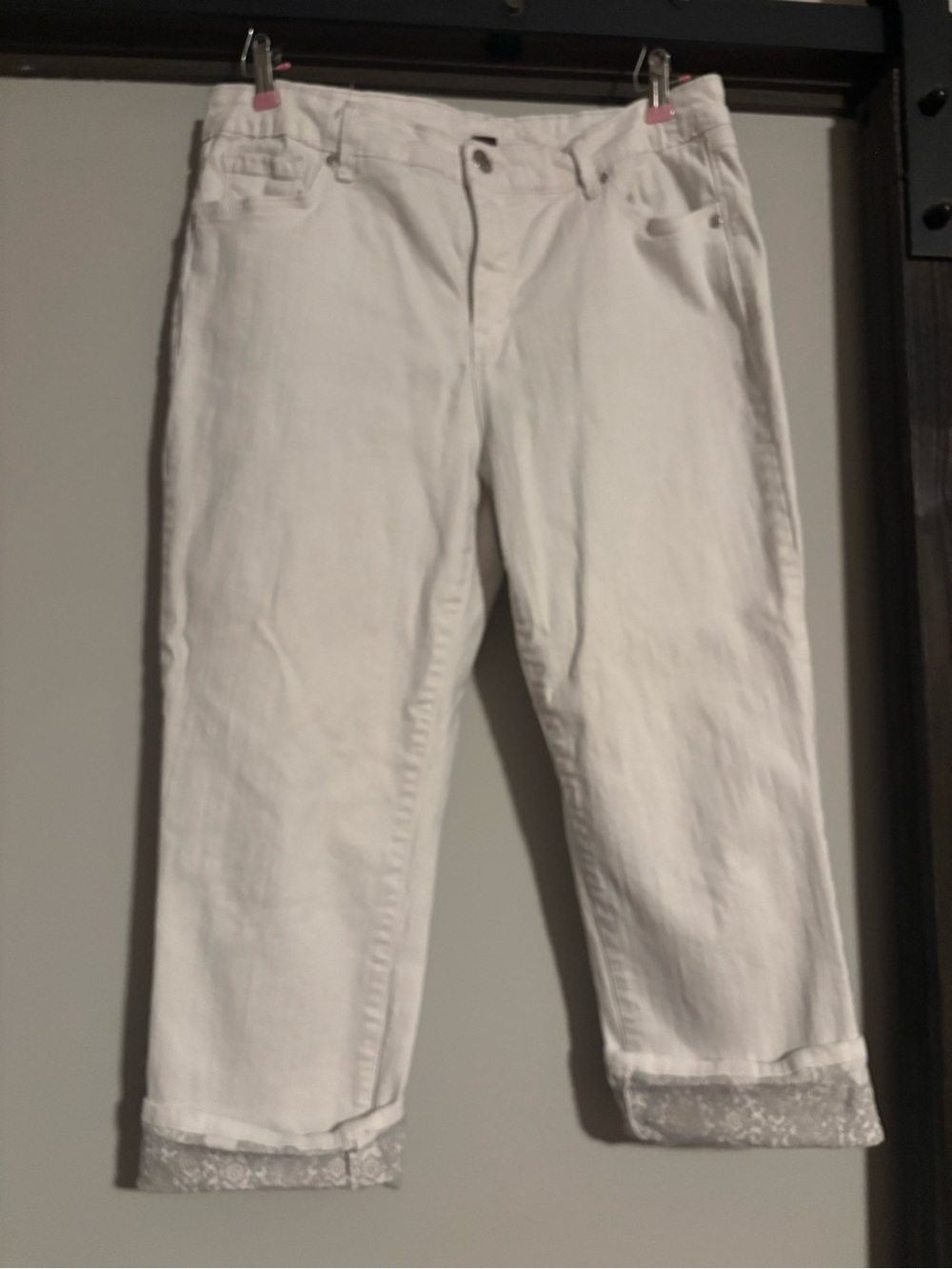 Gloria Vanderbilt White Cropped Jeans with Lace Hem